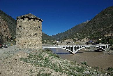 国外残疾玩家用下巴玩《忍者神龟》 一命通关！